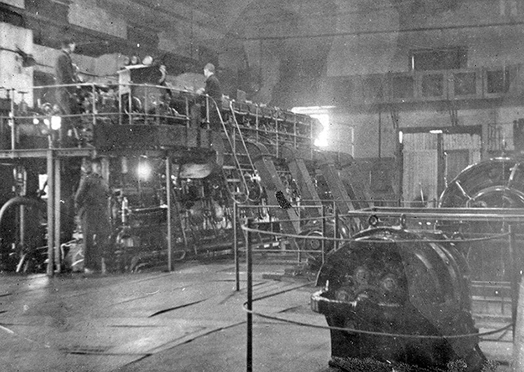  машинном зале электростанции. Дальстрой. 40-е годы ХХ-го века. Фото из фондов МОКМ