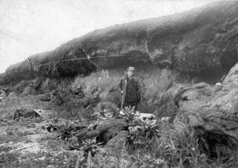  торфа по берегу Охотского моря. 1920-1930 годы. Из коллекции Госкаталога